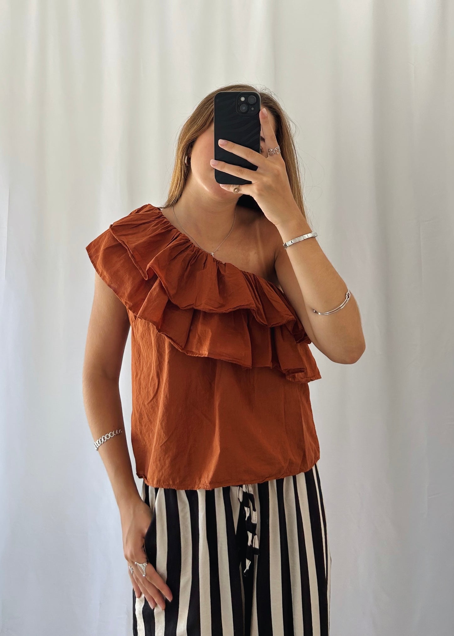 Blusa de Um Ombro com Folhos