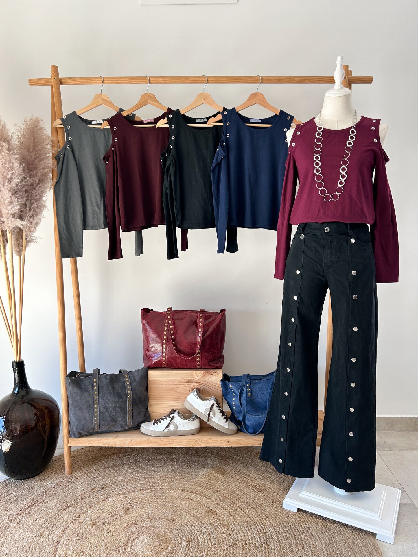 Camisola Ombros Descobertos com Tachas