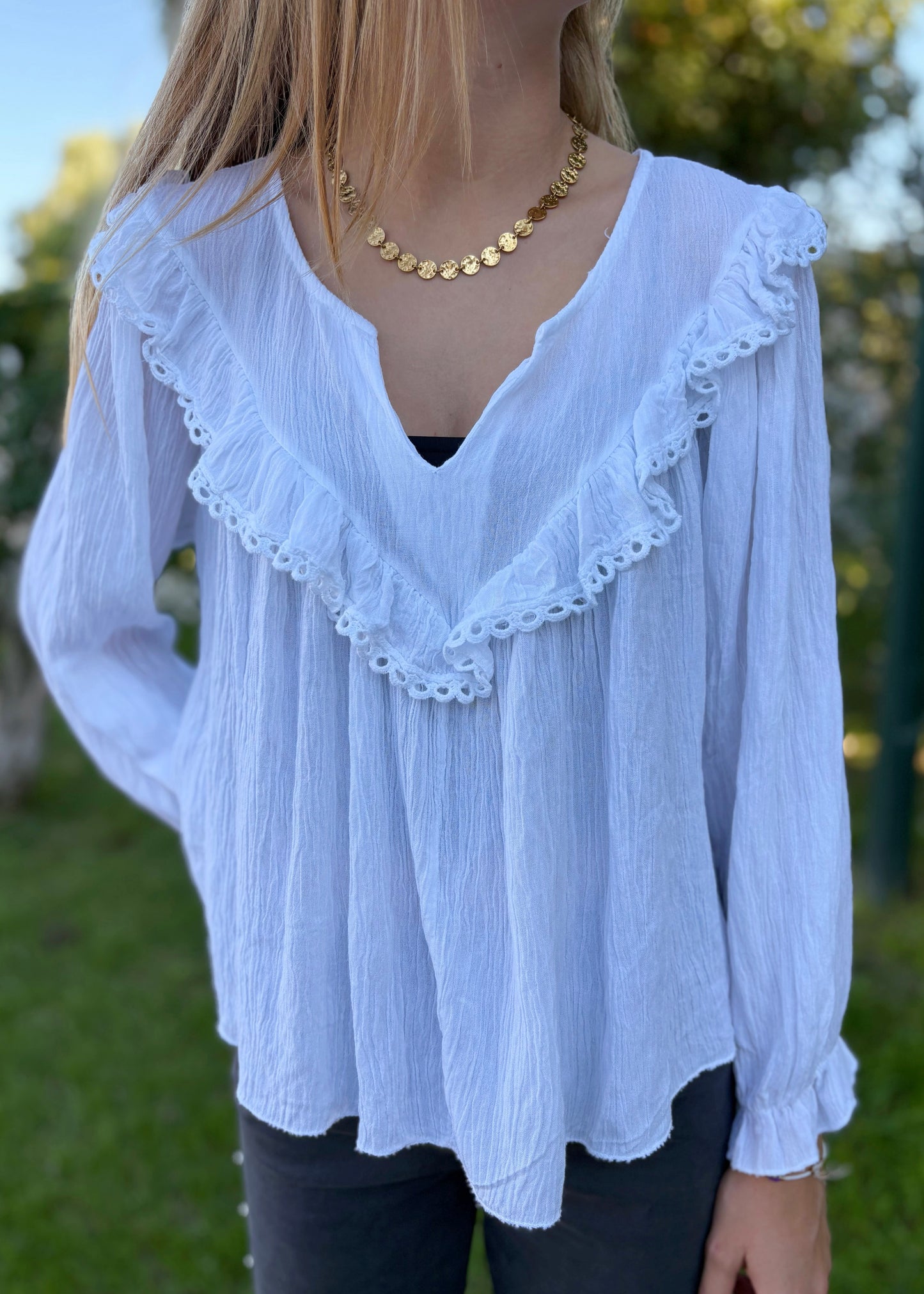 Blusa com Decote em V e Folho