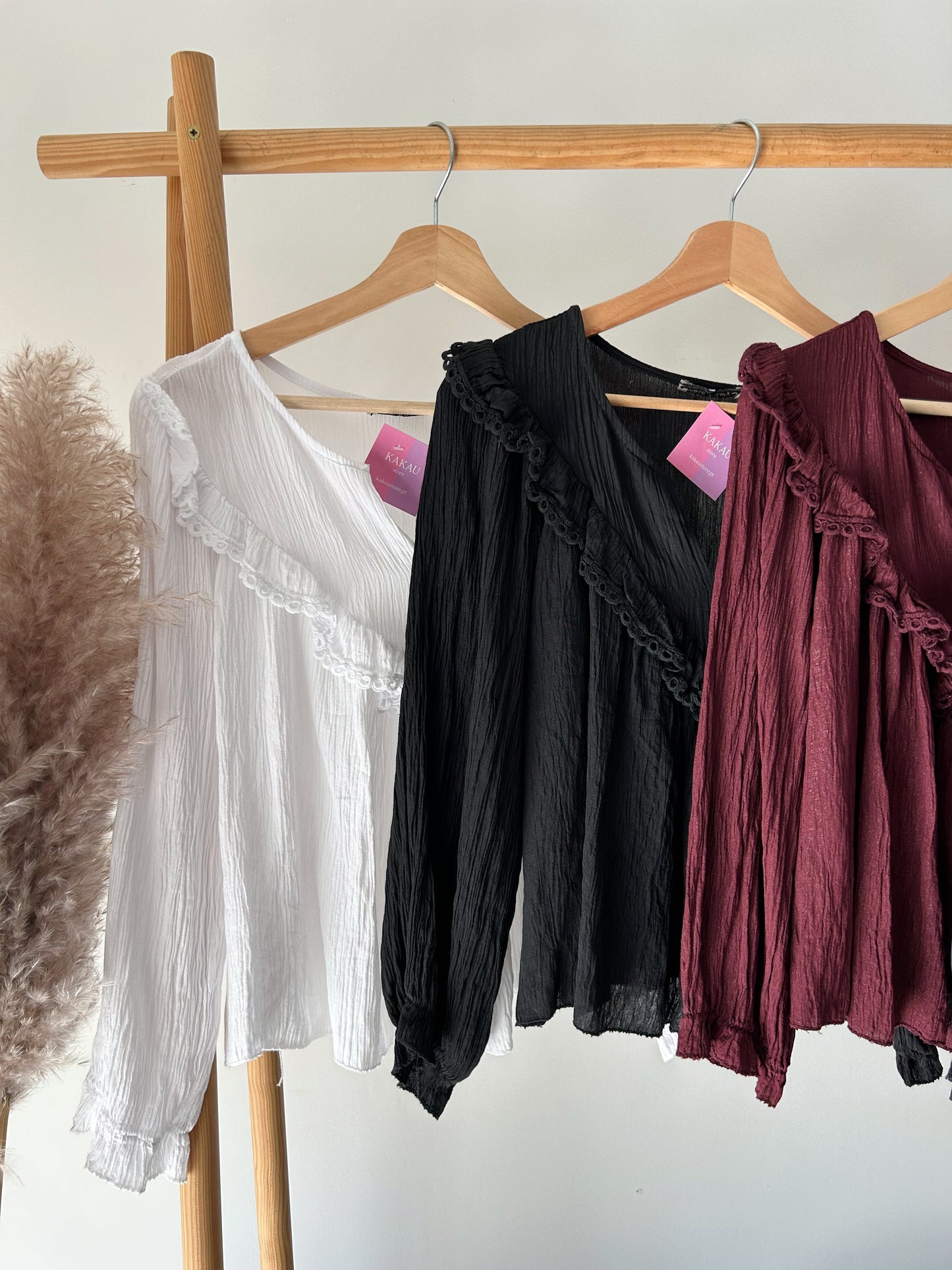 Blusa com Decote em V e Folho
