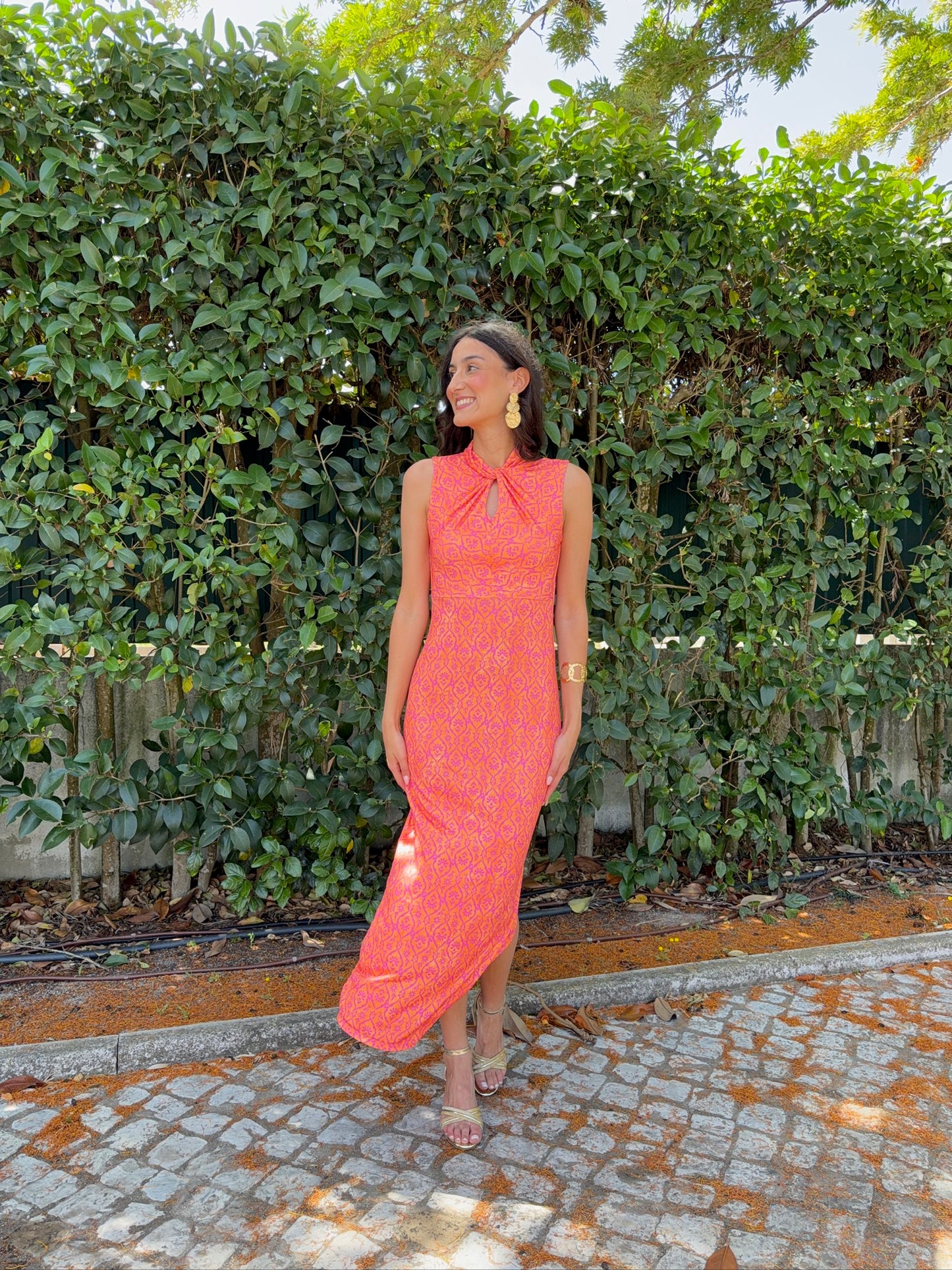 Vestido com Padrão e Decote Aberto