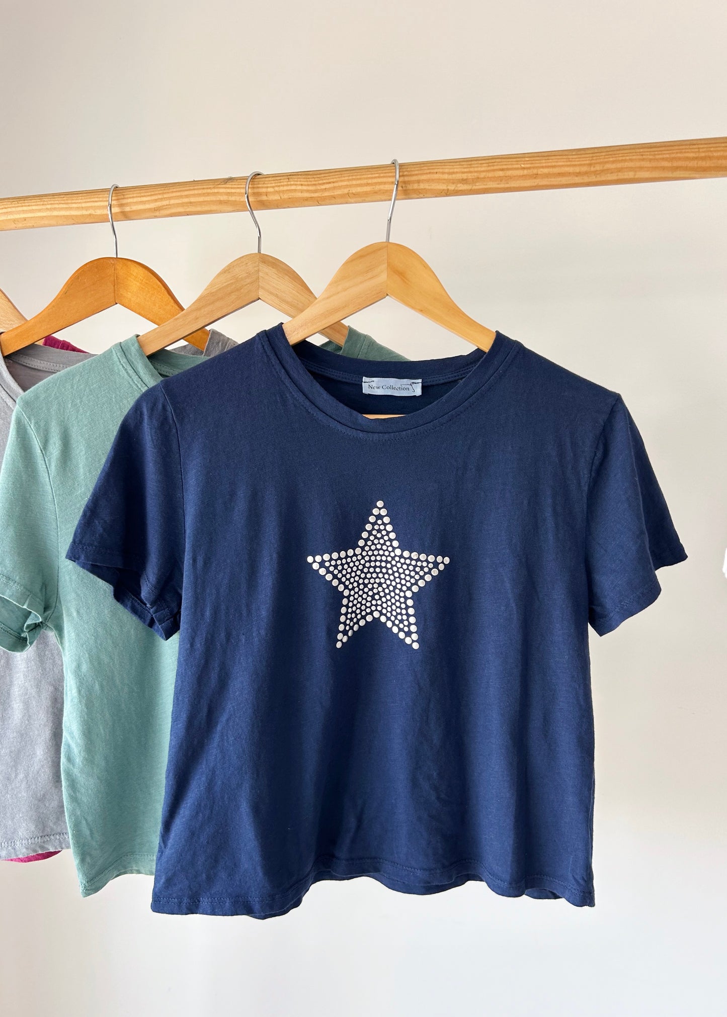 T-shirt com Estrela em Tachas