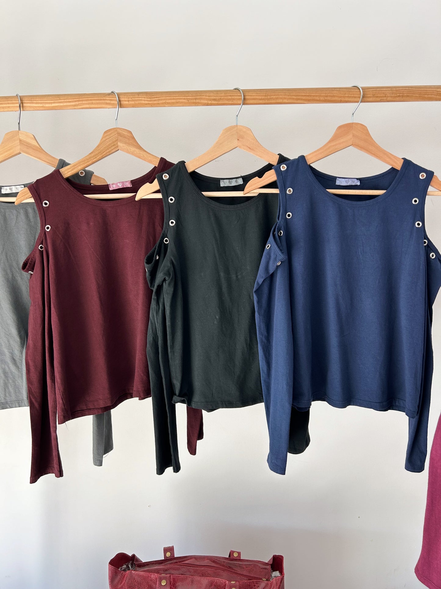 Camisola Ombros Descobertos com Tachas