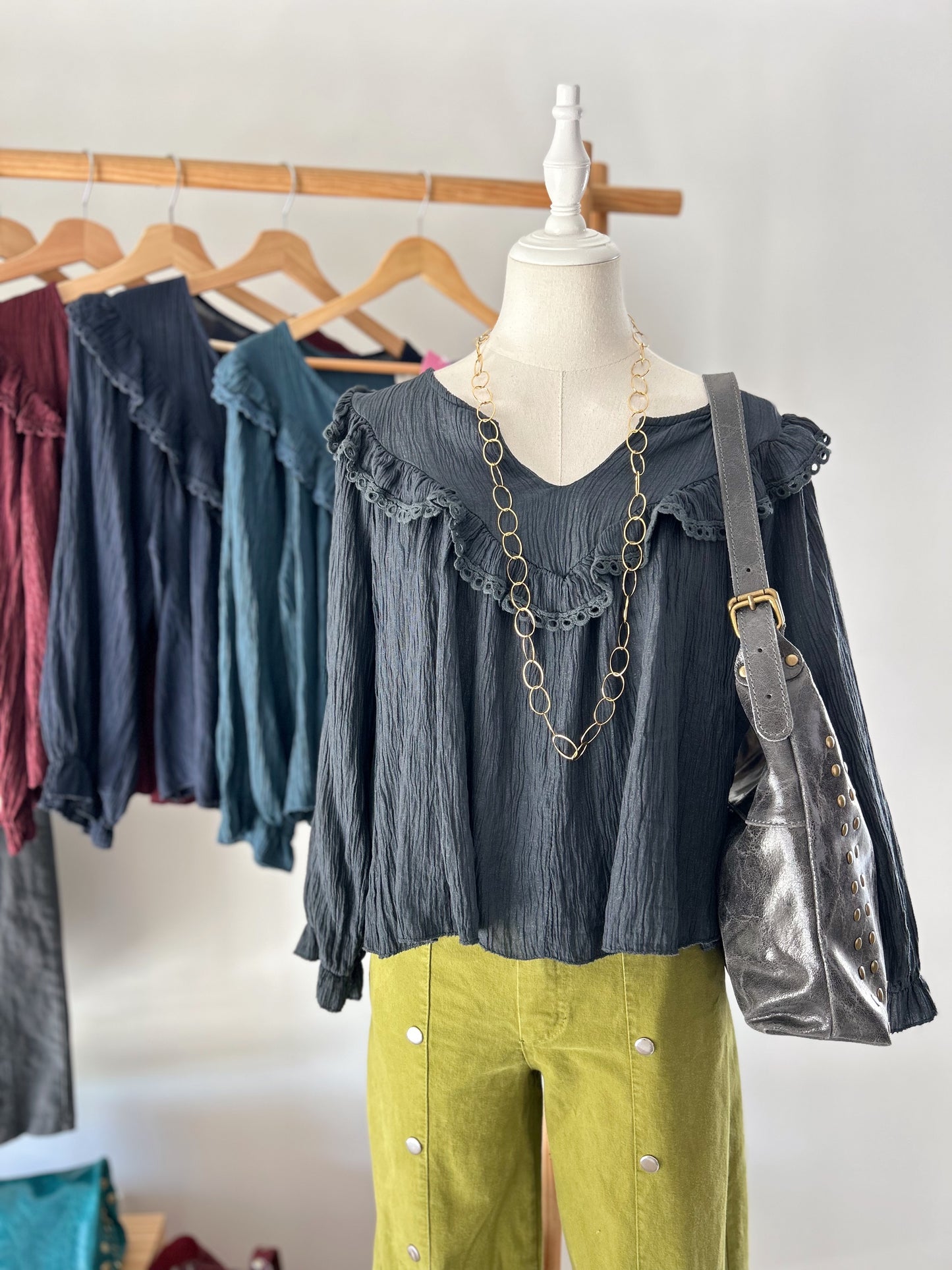 Blusa com Decote em V e Folho