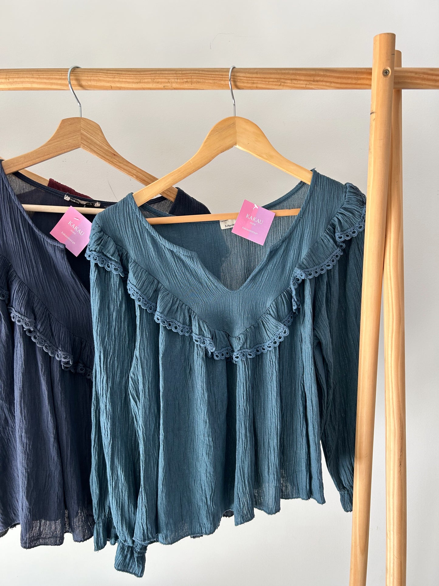 Blusa com Decote em V e Folho