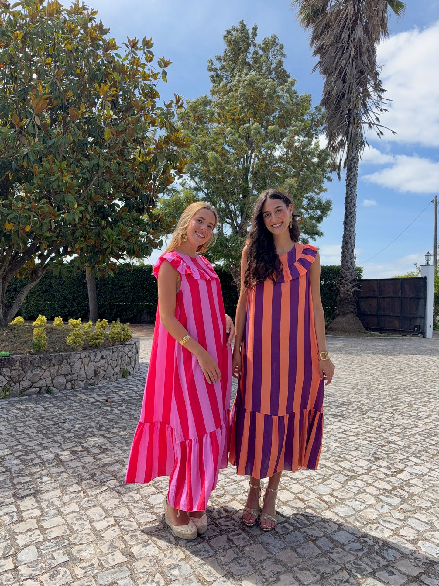 Vestido com Riscas e Folhos