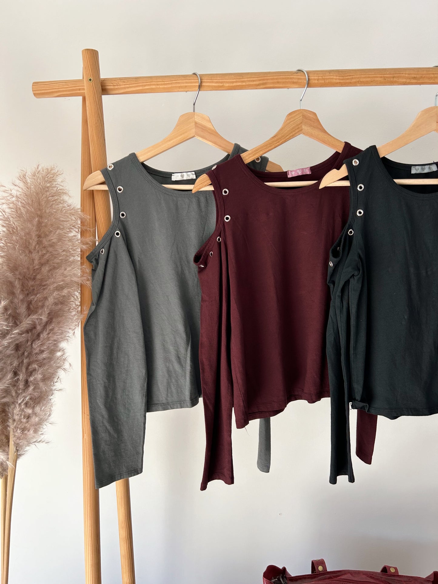 Camisola Ombros Descobertos com Tachas