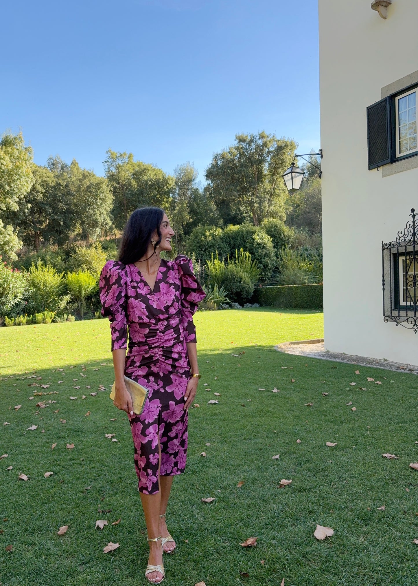 Vestido midi com mangas volumosas e franzidos