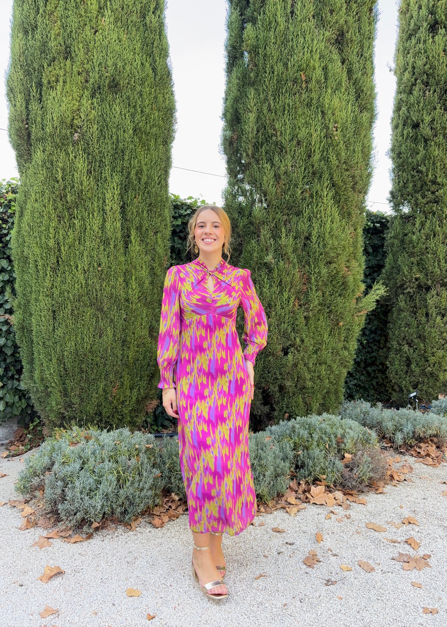 Vestido midi com decote cruzado e mangas compridas