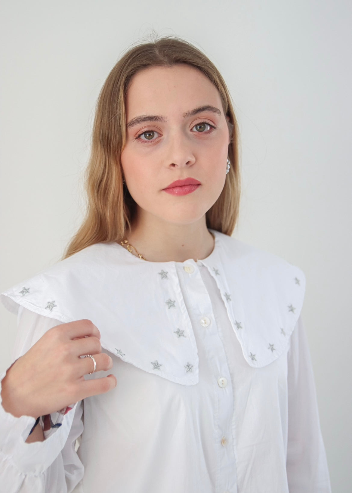 Blusa com Gola Bordado Estrelas