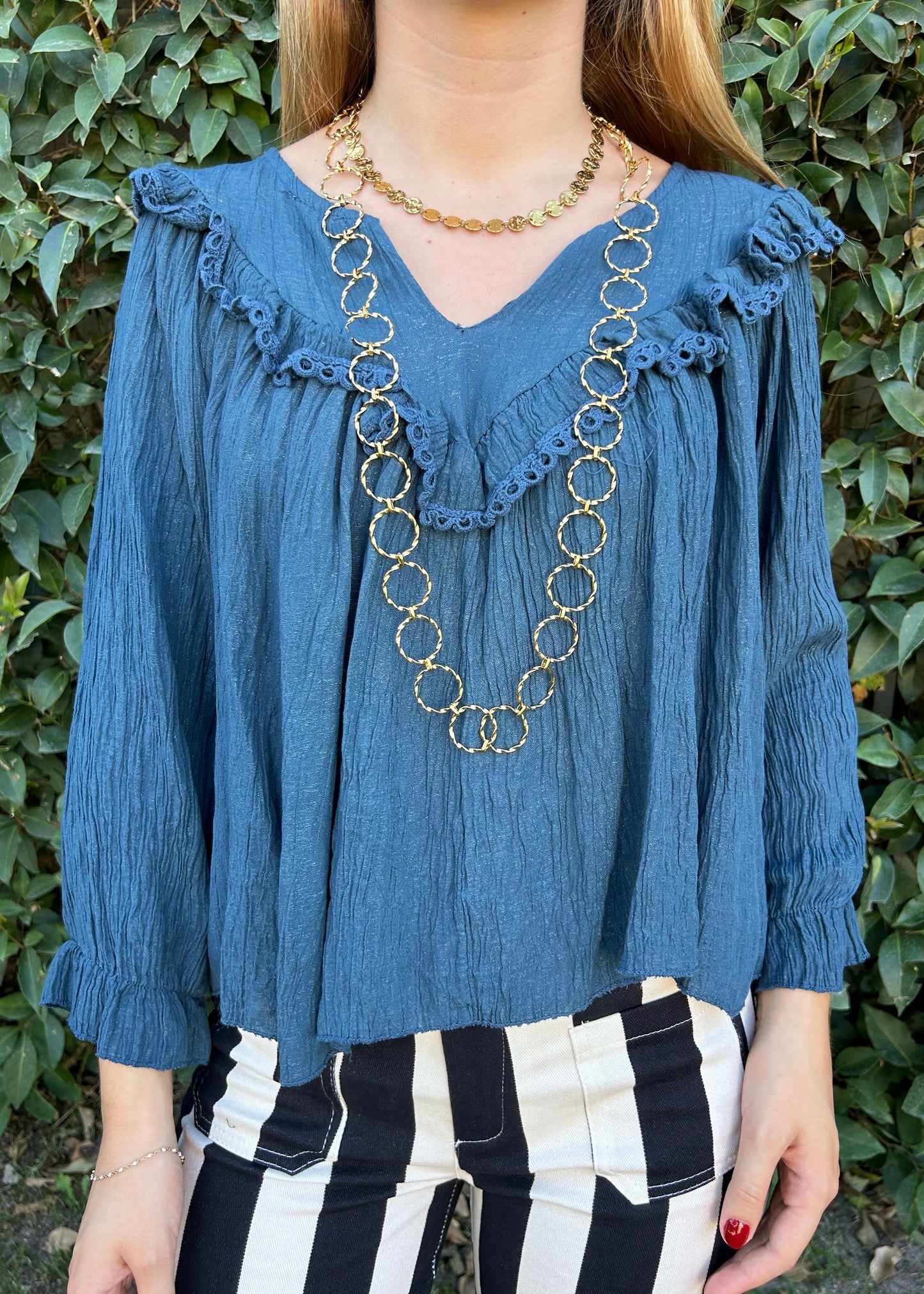 Blusa com Decote em V e Folho