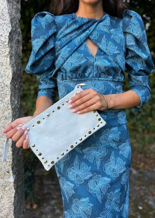 Clutch com Tachas Douradas
