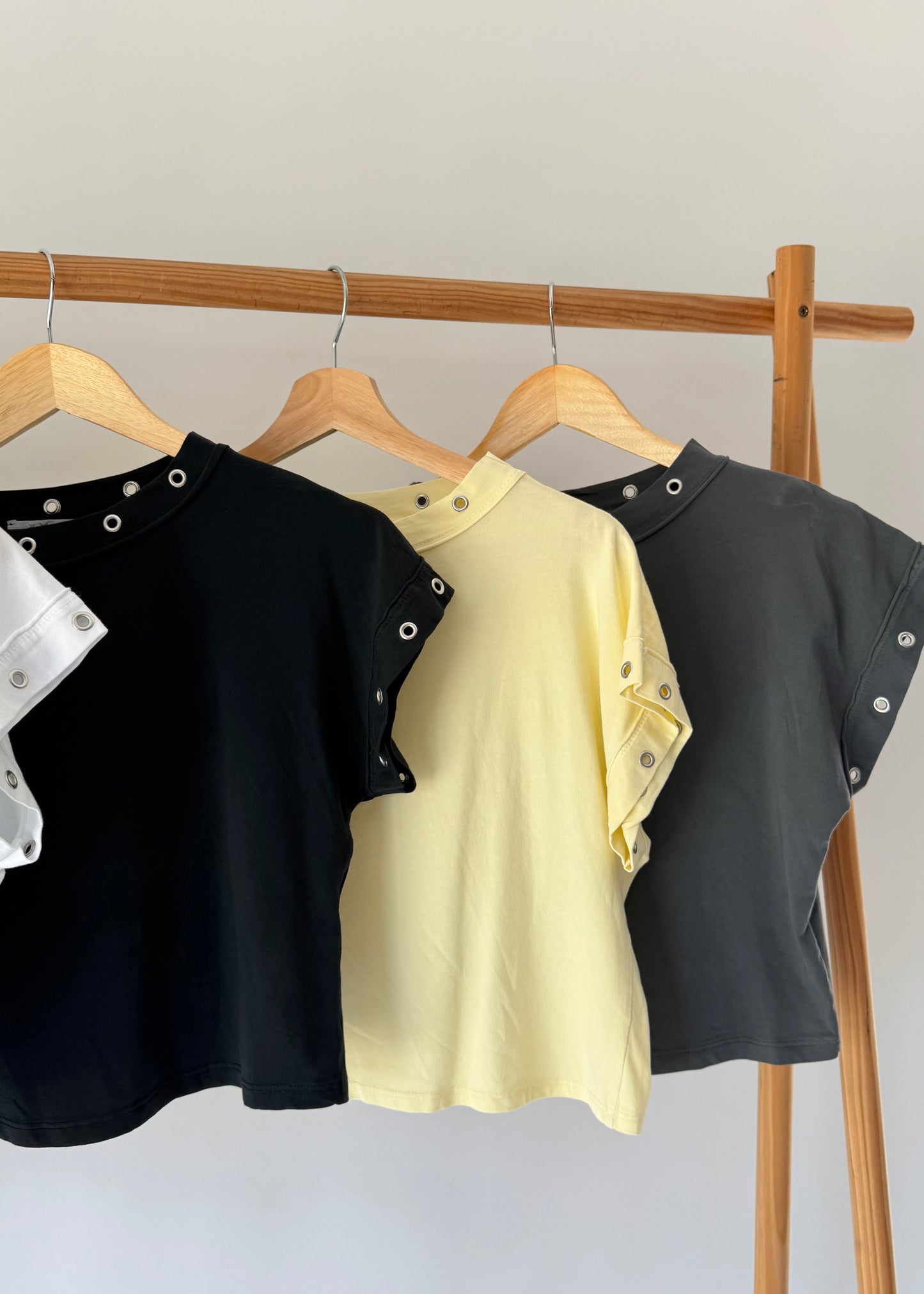 T-shirt com Tachas Abertas | XS ao S | Várias Cores