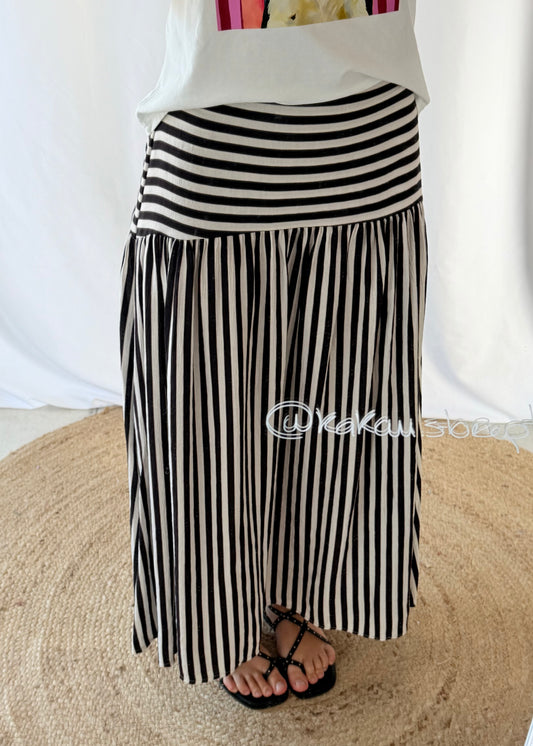 Saia com riscas, tamanho único, nas cores: Preto e Branco, Laranja e Bordô, Amarelo e Verde, Rosa e Castanho, estilo: casual e diferenciador, detalhes: padrão às riscas
