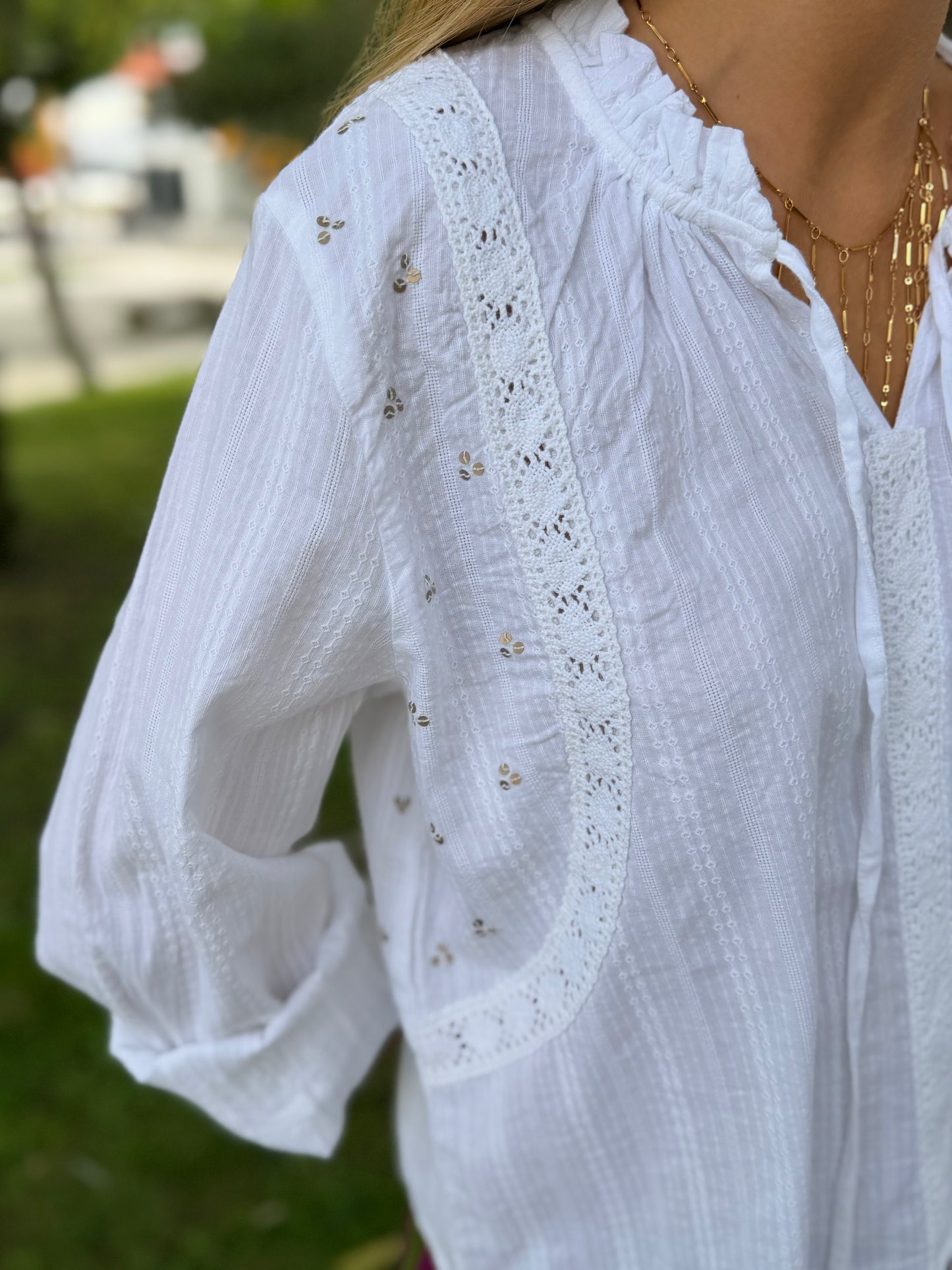 Blusa Branca com Detalhes