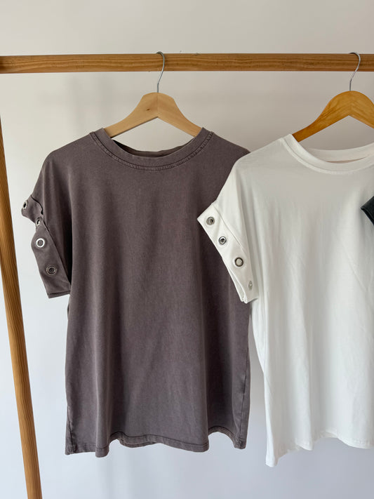 T-shirt com Tachas Abertas