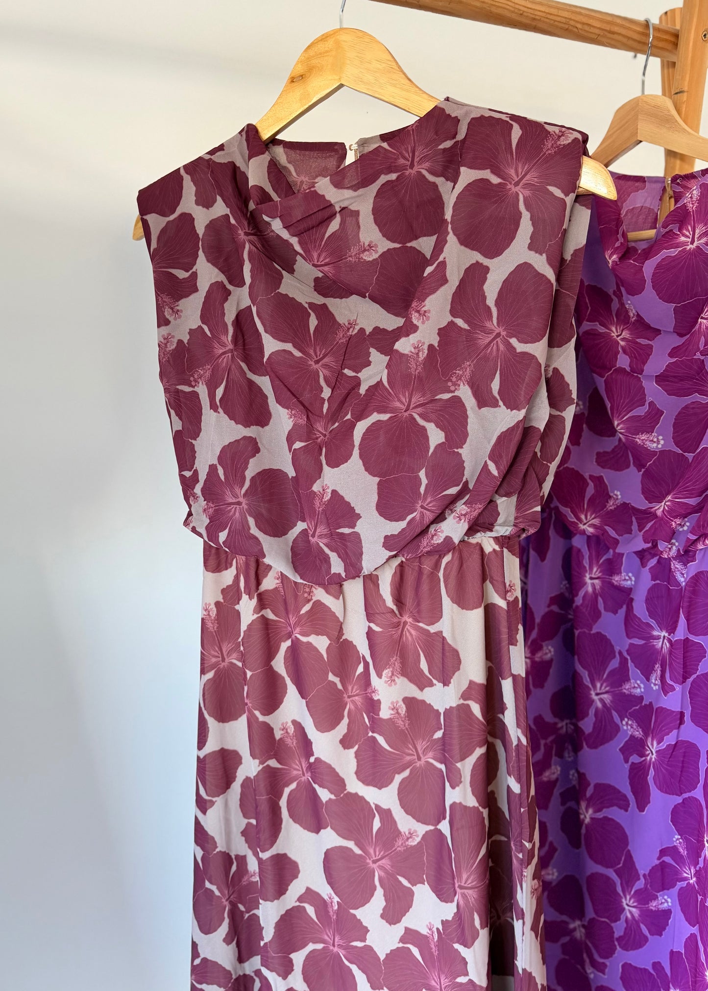 Vestido midi com decote drapeado