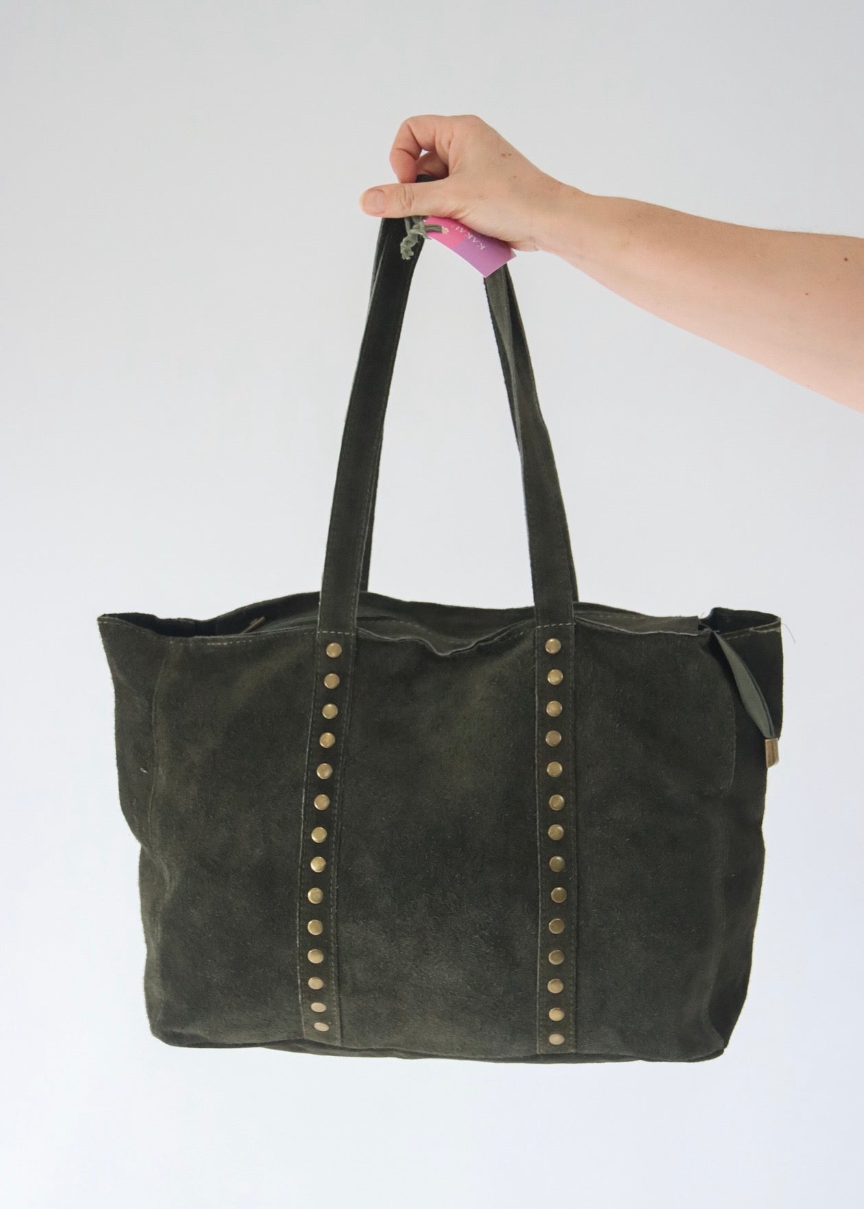 Mala de Ombro em Pele com Tachas e Fecho