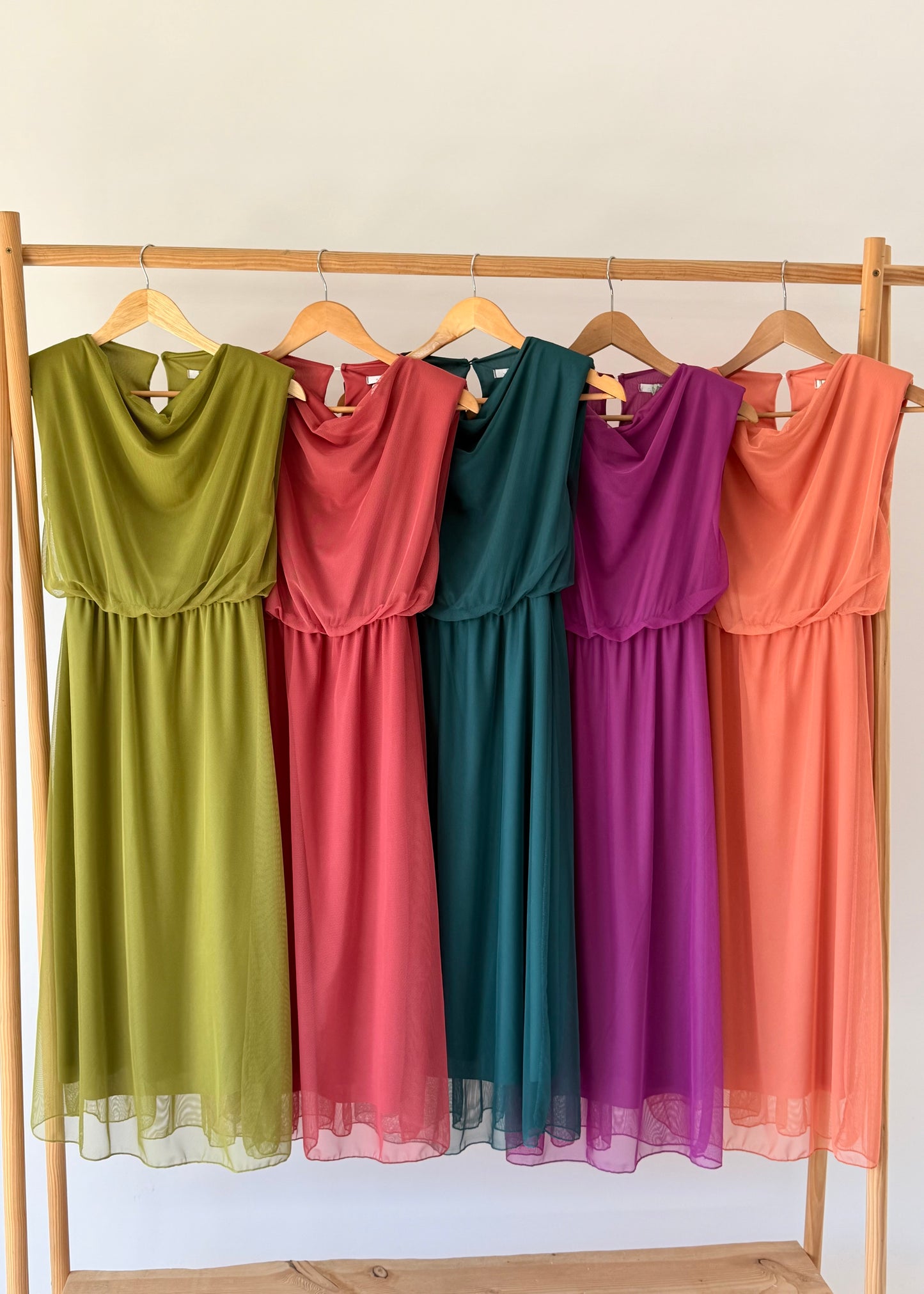 Vestido midi com decote drapeado