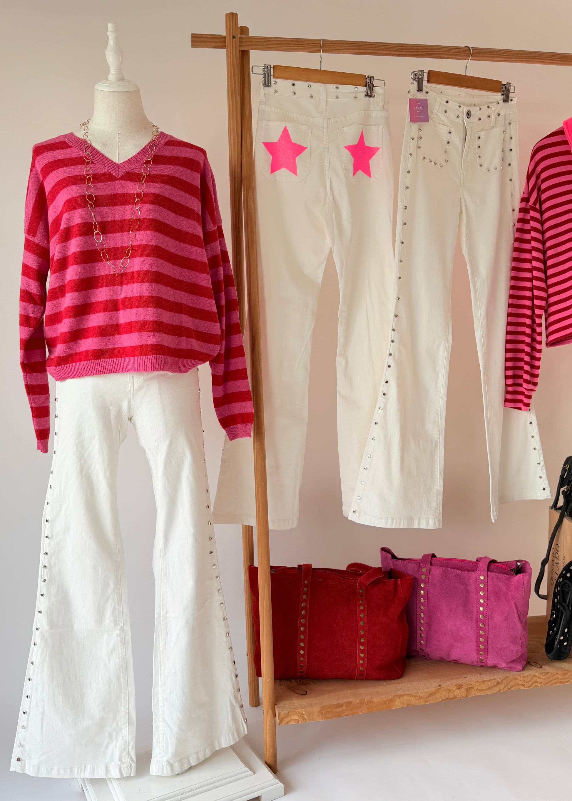 calcas de ganga brancas com tachas e estrelas rosa kakau store