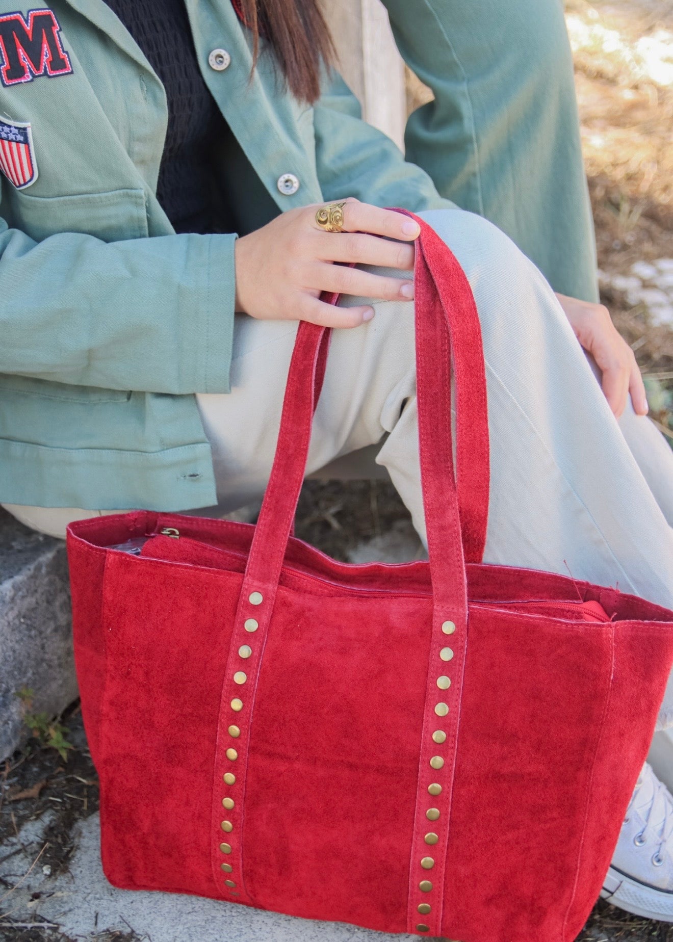 Mala de Ombro em Pele com Tachas e Fecho