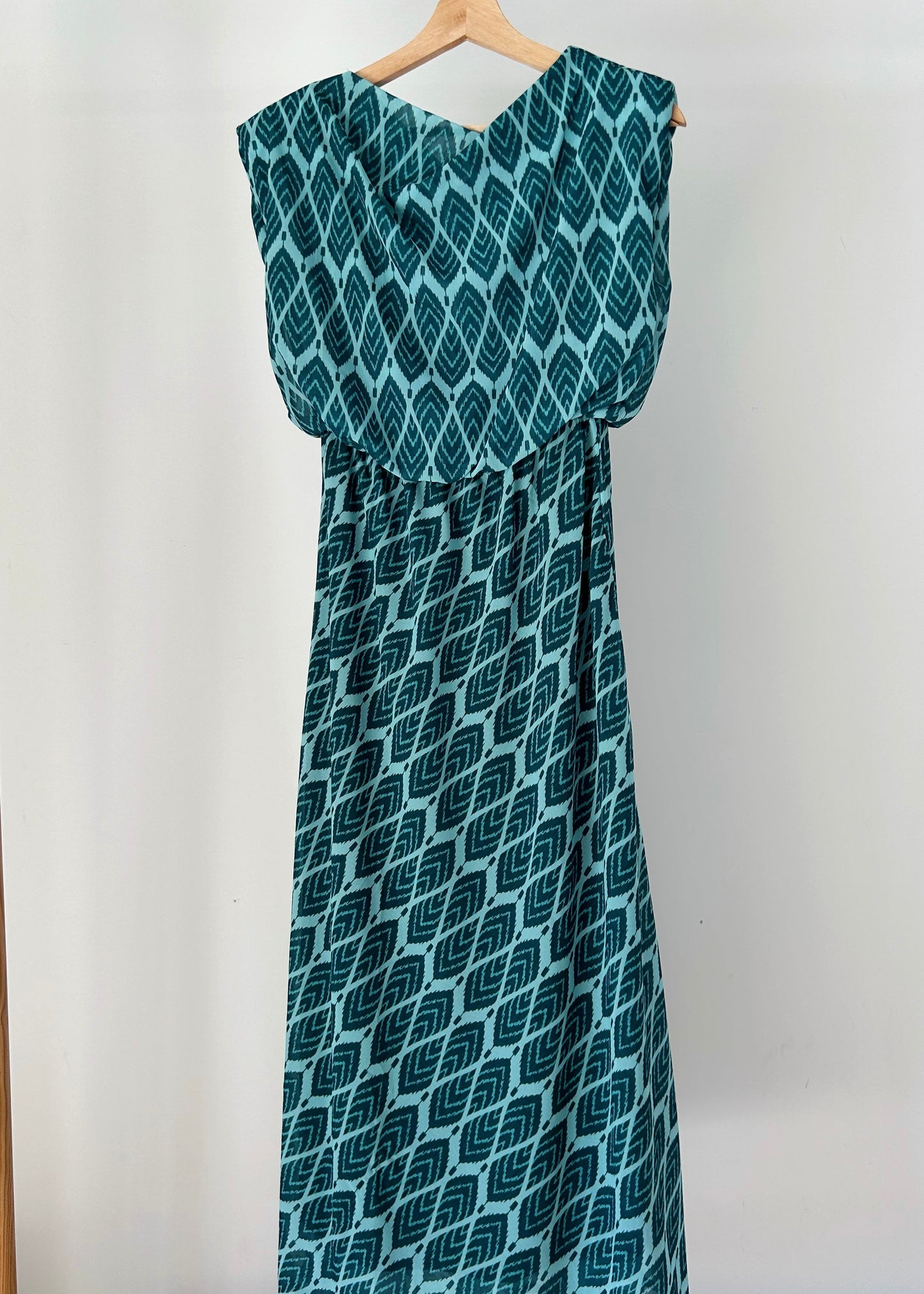 Vestido midi com decote drapeado