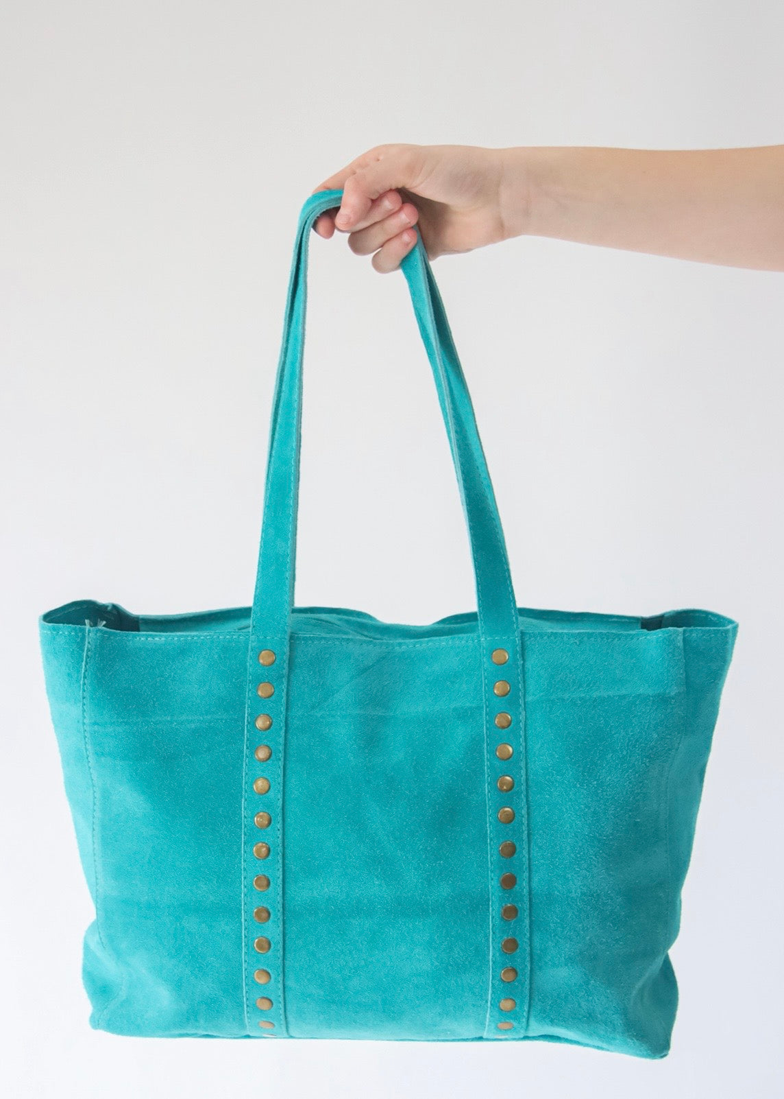 Mala de Ombro em Pele com Tachas e Fecho