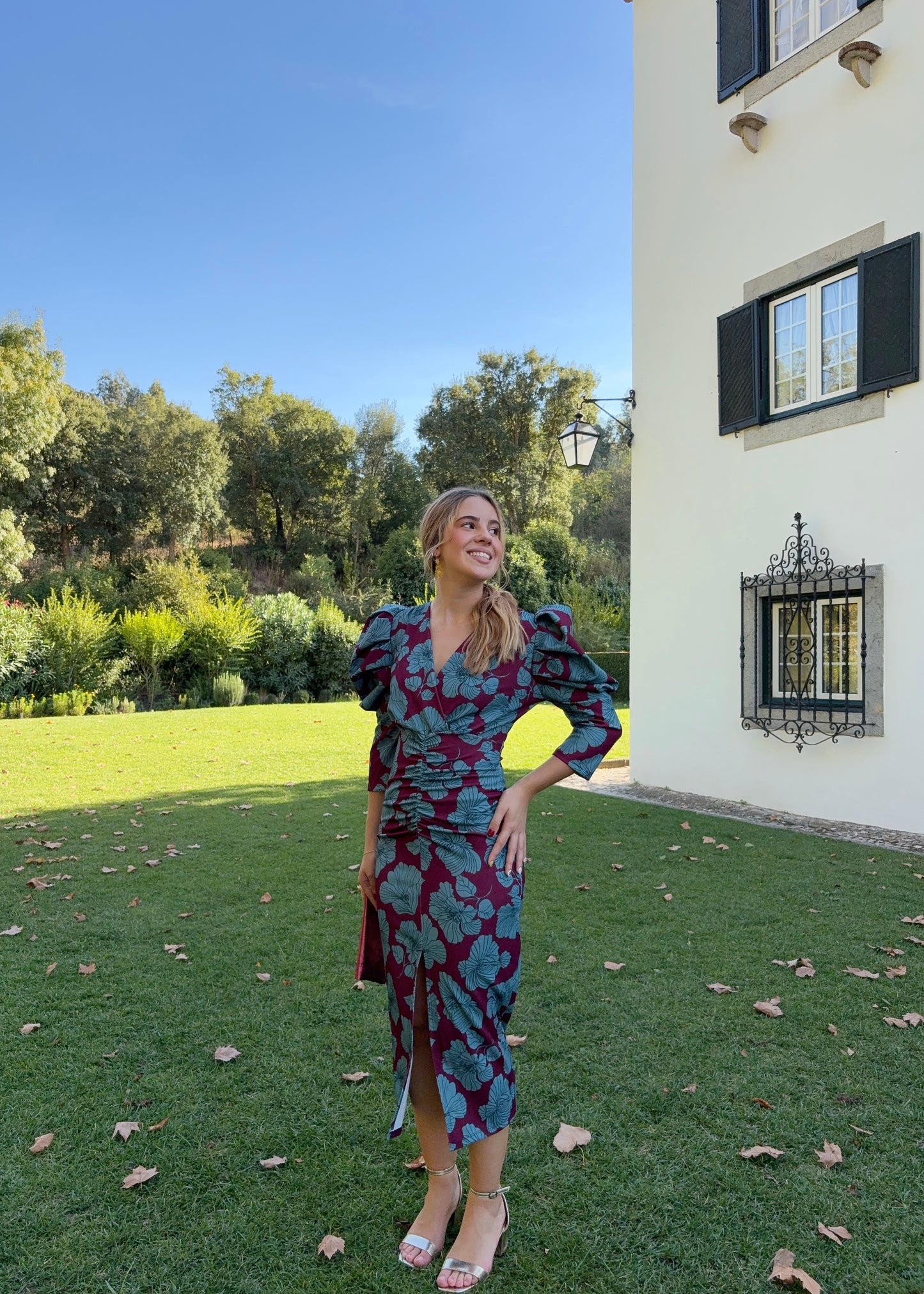 Vestido midi com mangas volumosas e franzidos