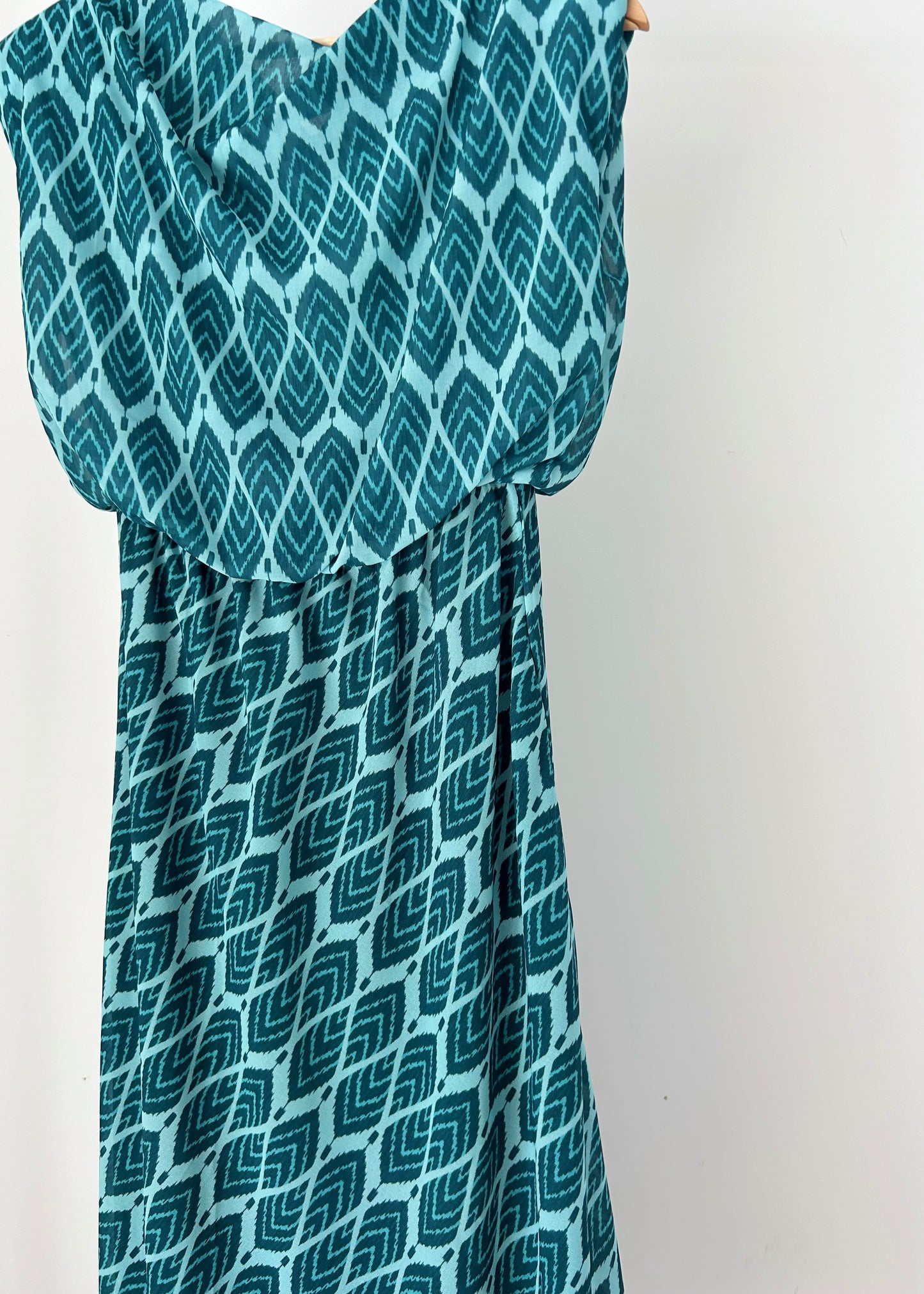 Vestido midi com decote drapeado