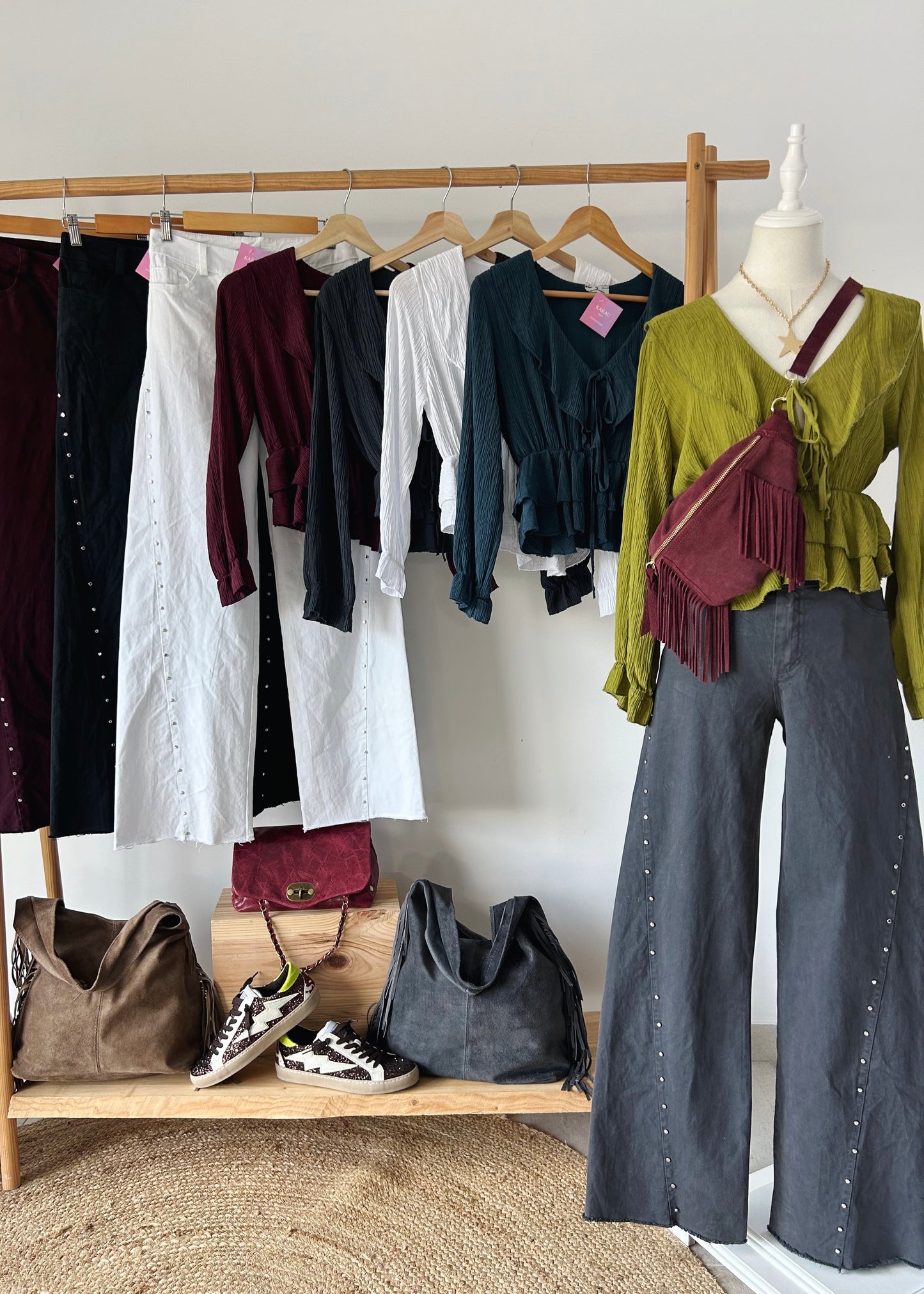 Blusa com Folhos e Atilhos