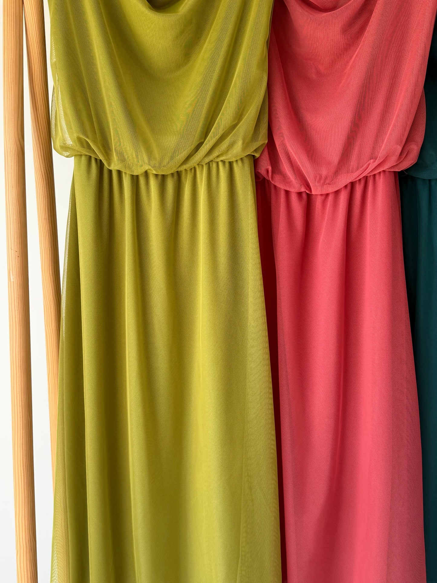Vestido midi com decote drapeado