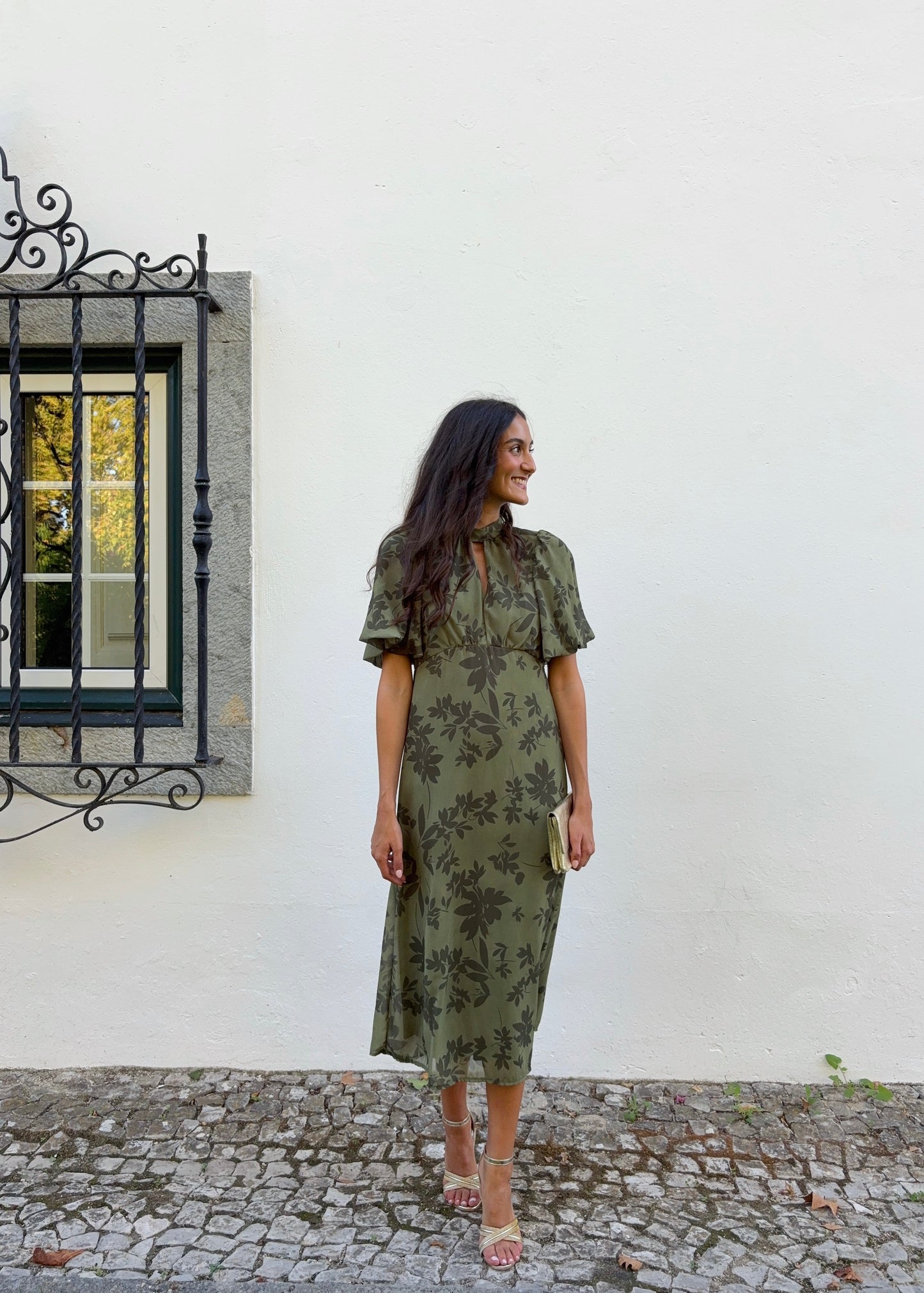 Vestido midi com laço e mangas