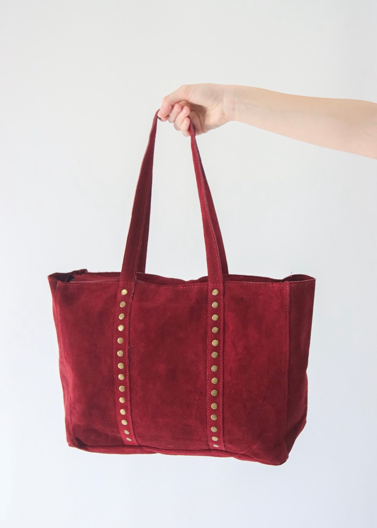 Mala de Ombro em Pele com Tachas e Fecho