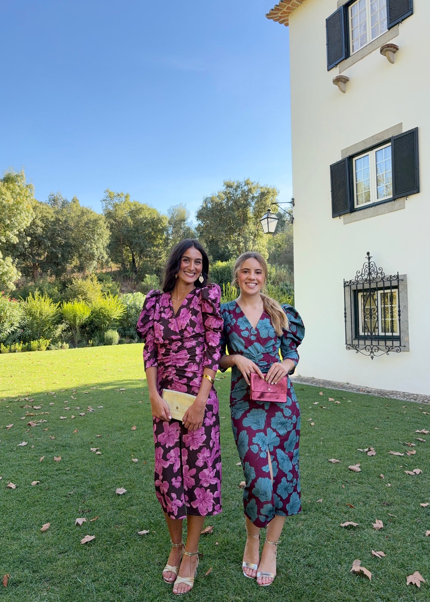 Vestido midi com mangas volumosas e franzidos