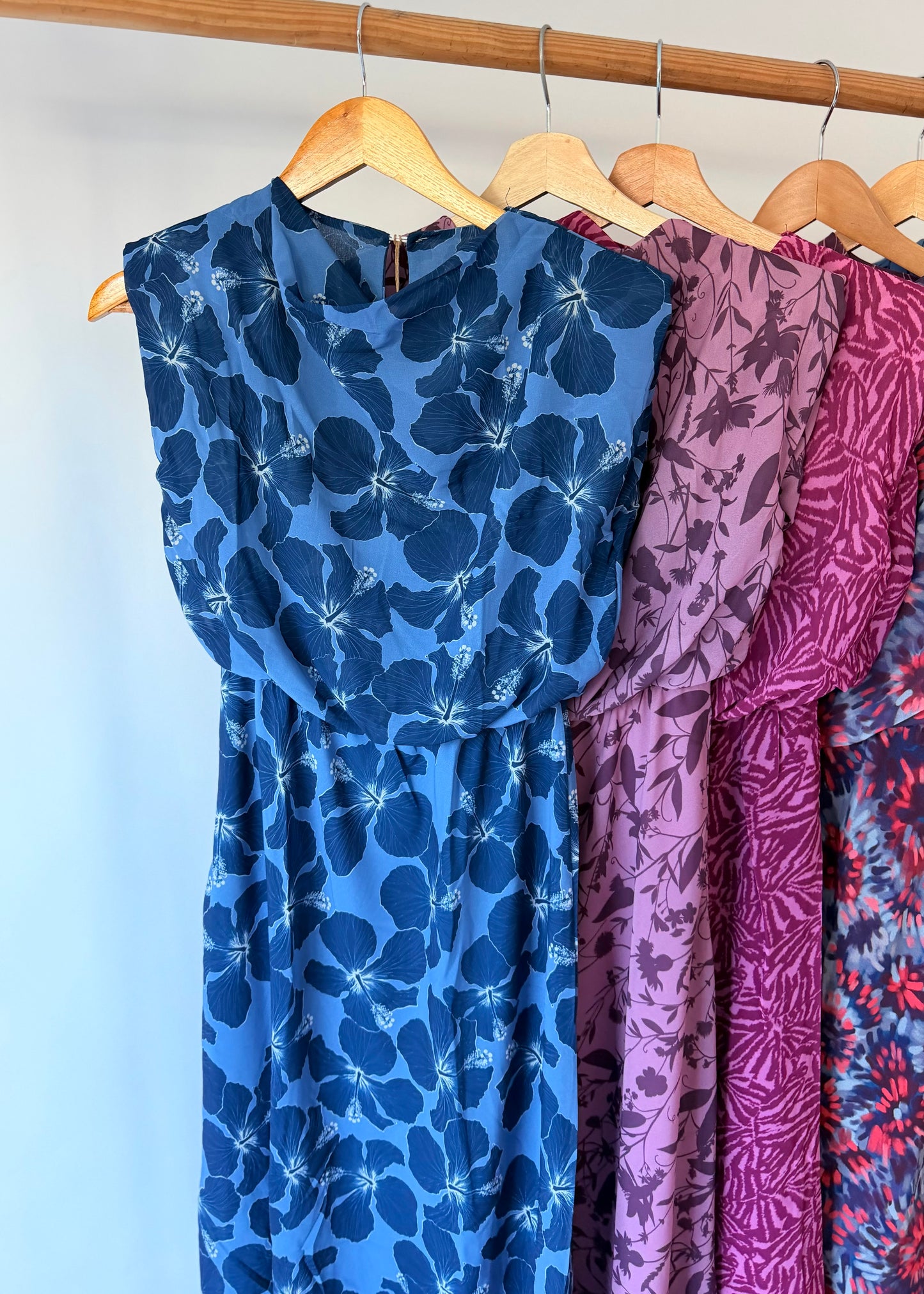 Vestido midi com decote drapeado