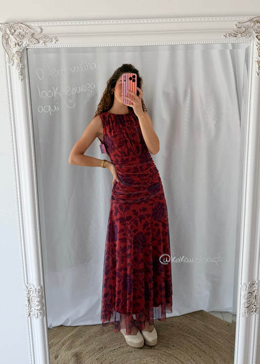 Vestido com padrão, decote redondo e corte ajustado na zona superior e fluido na zona inferior