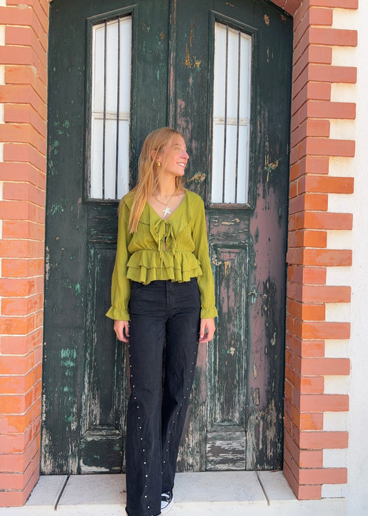 Blusa com Folhos e Atilhos