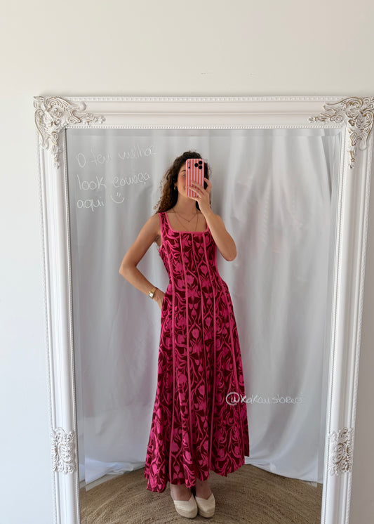 Vestido comprido, com padrão, decote quadrado, elegante e com corte ajustado