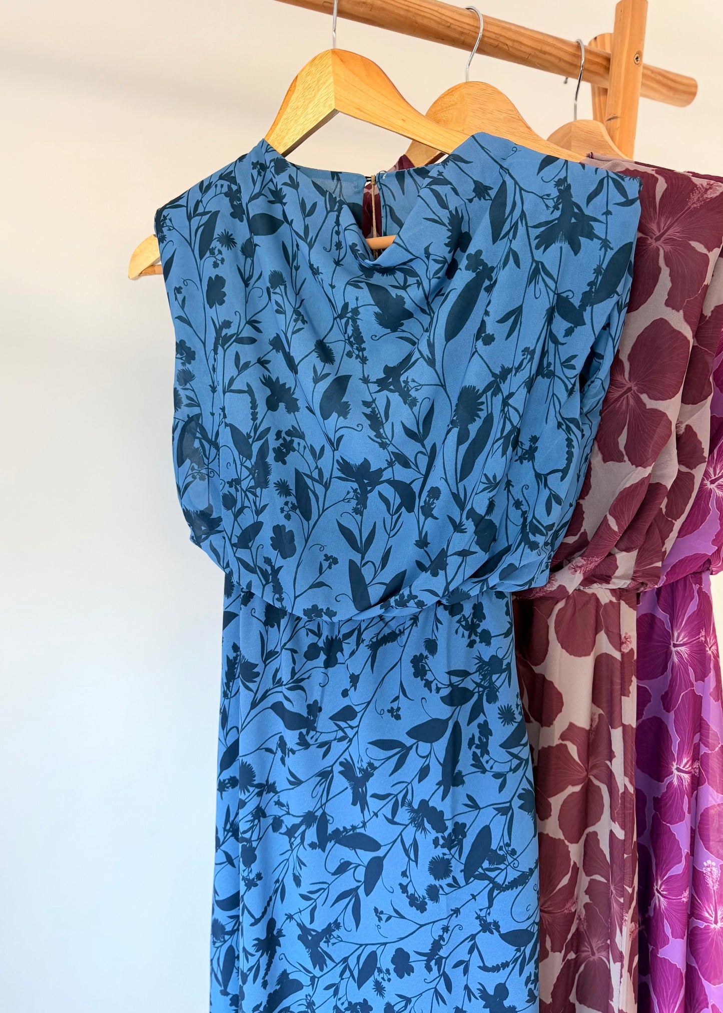 Vestido midi com decote drapeado