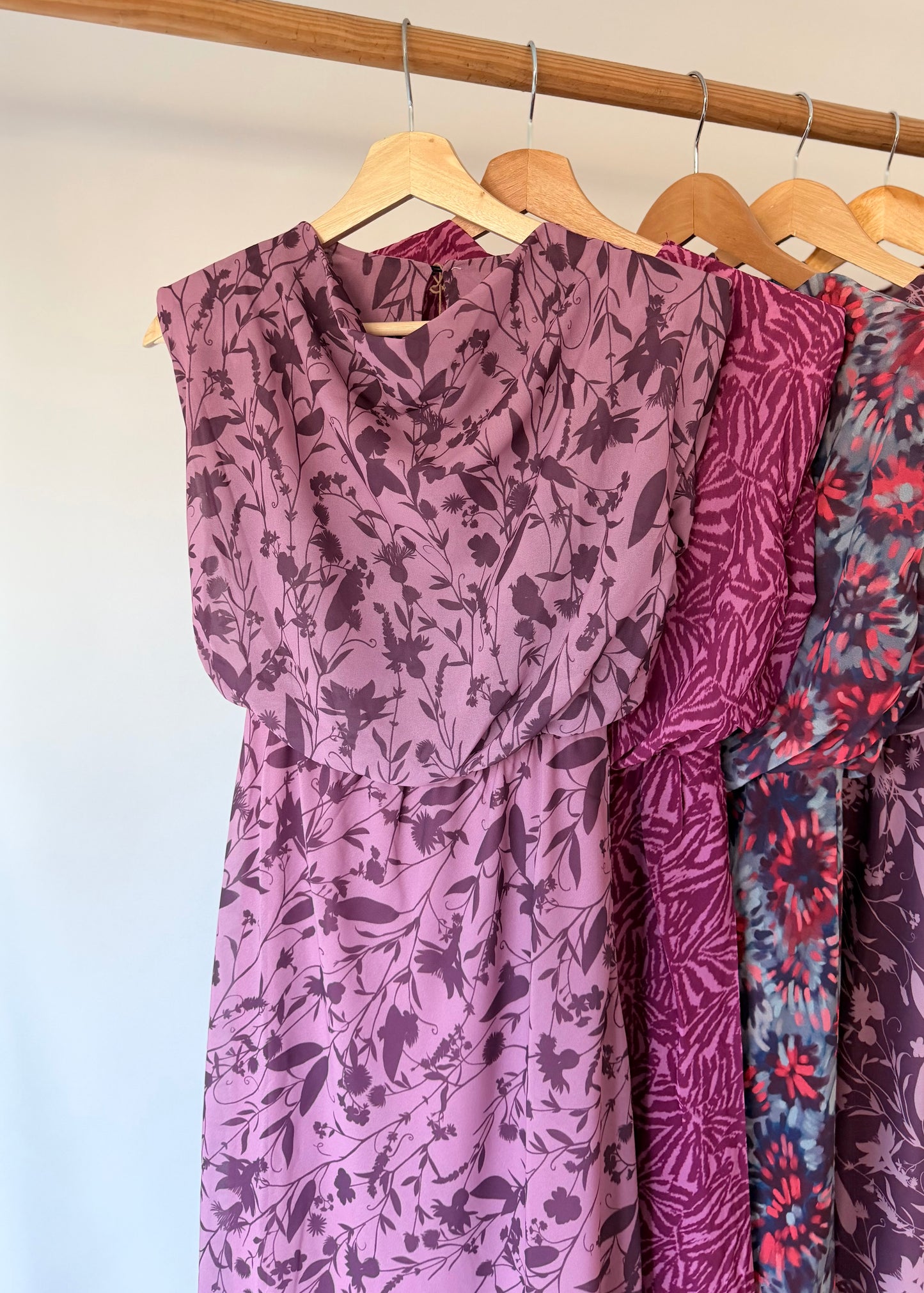 Vestido midi com decote drapeado