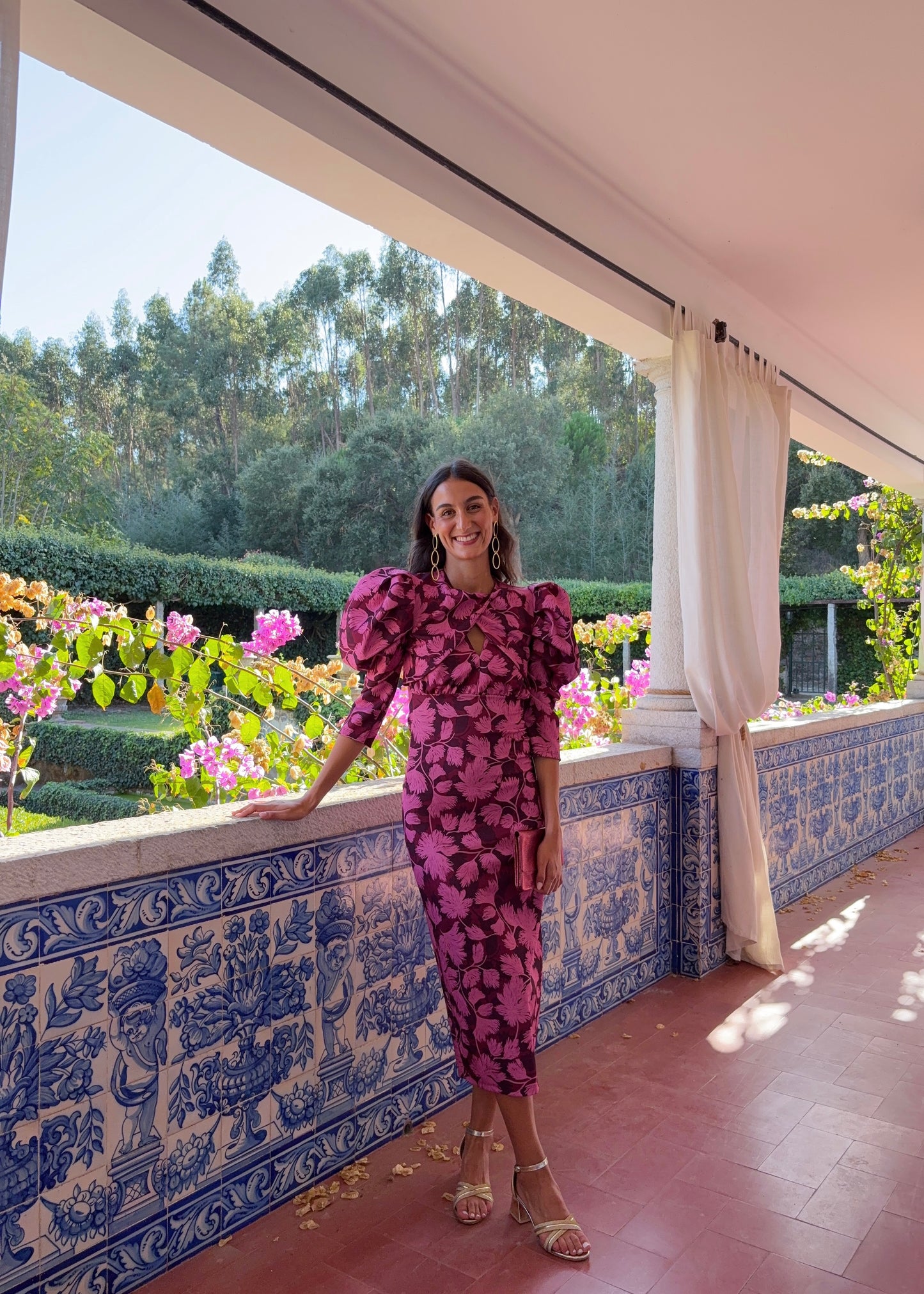 Vestido midi com mangas estruturadas