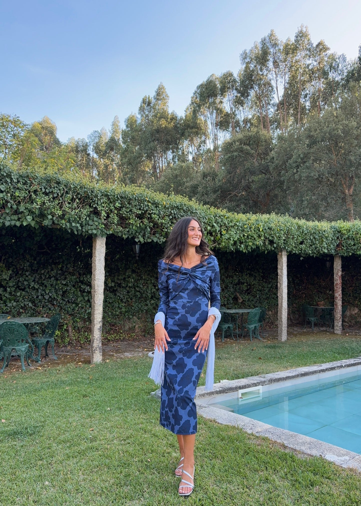 Vestido midi com decote cruzado e padrão floral