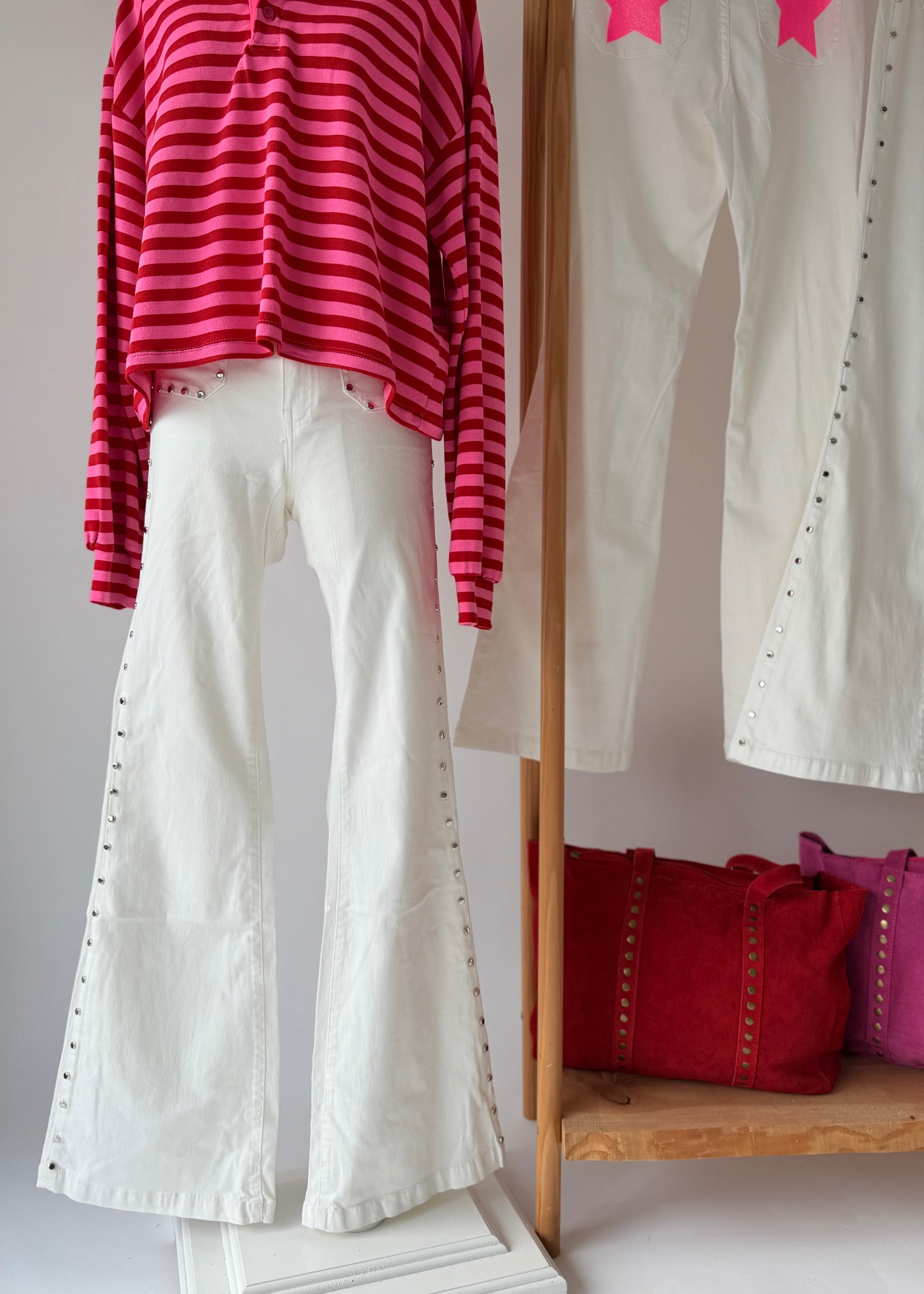calcas de ganga brancas com tachas e estrelas rosa kakau store