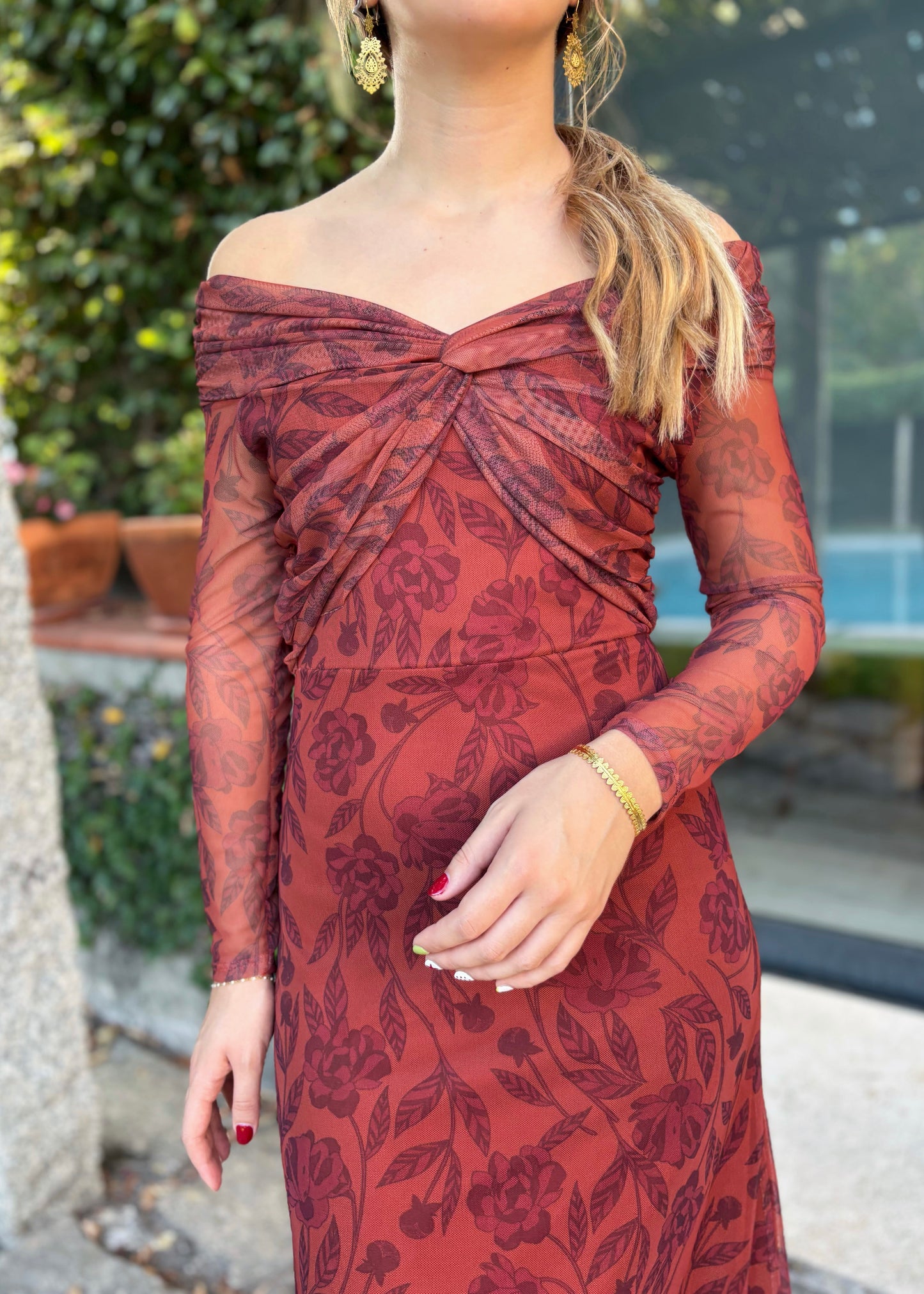 Vestido comprido com decote ombro a ombro e mangas em tule