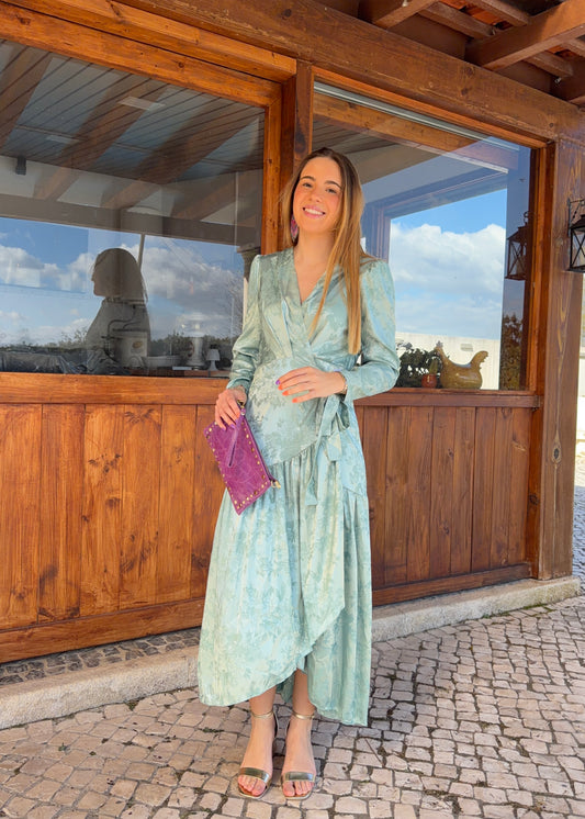 vestido com detalhes florais kakau store