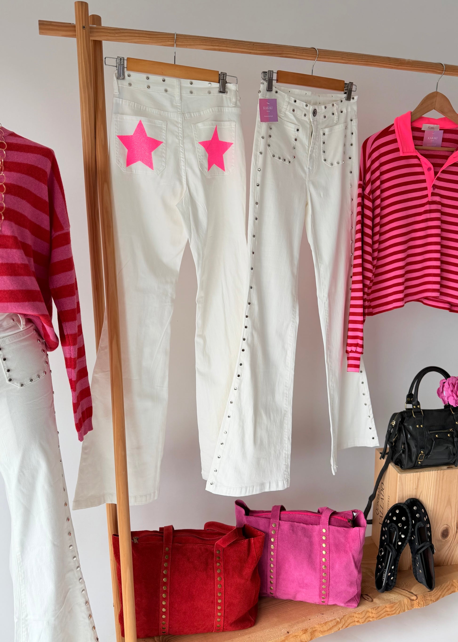 calcas de ganga brancas com tachas e estrelas rosa kakau store