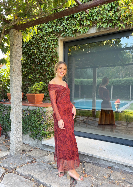 Vestido comprido com decote ombro a ombro e mangas em tule