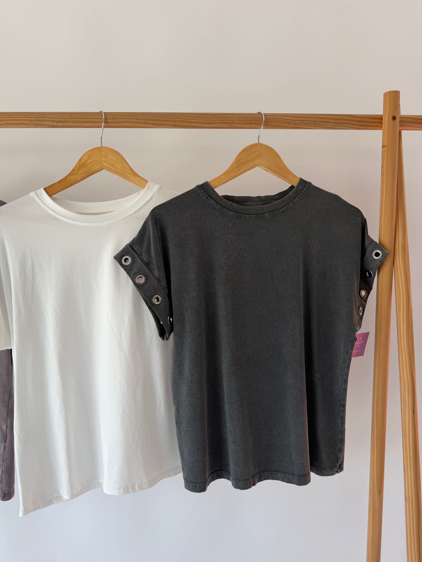 T-shirt com Tachas Abertas