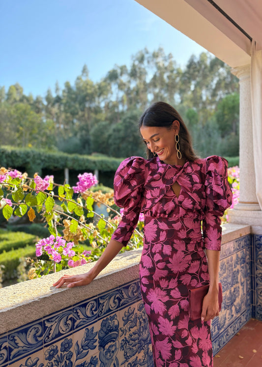 Vestido midi com mangas estruturadas