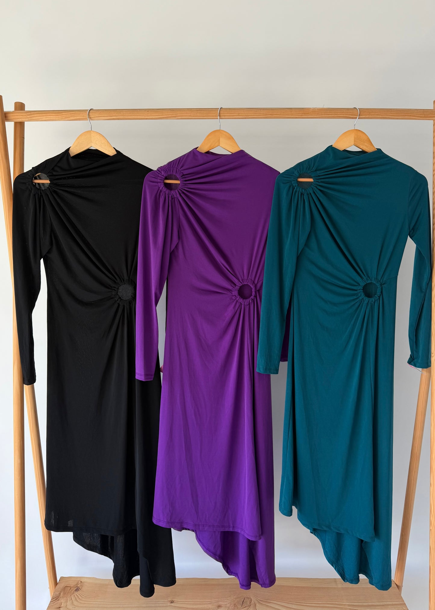 vestido com aberturas e assimetria kakau store